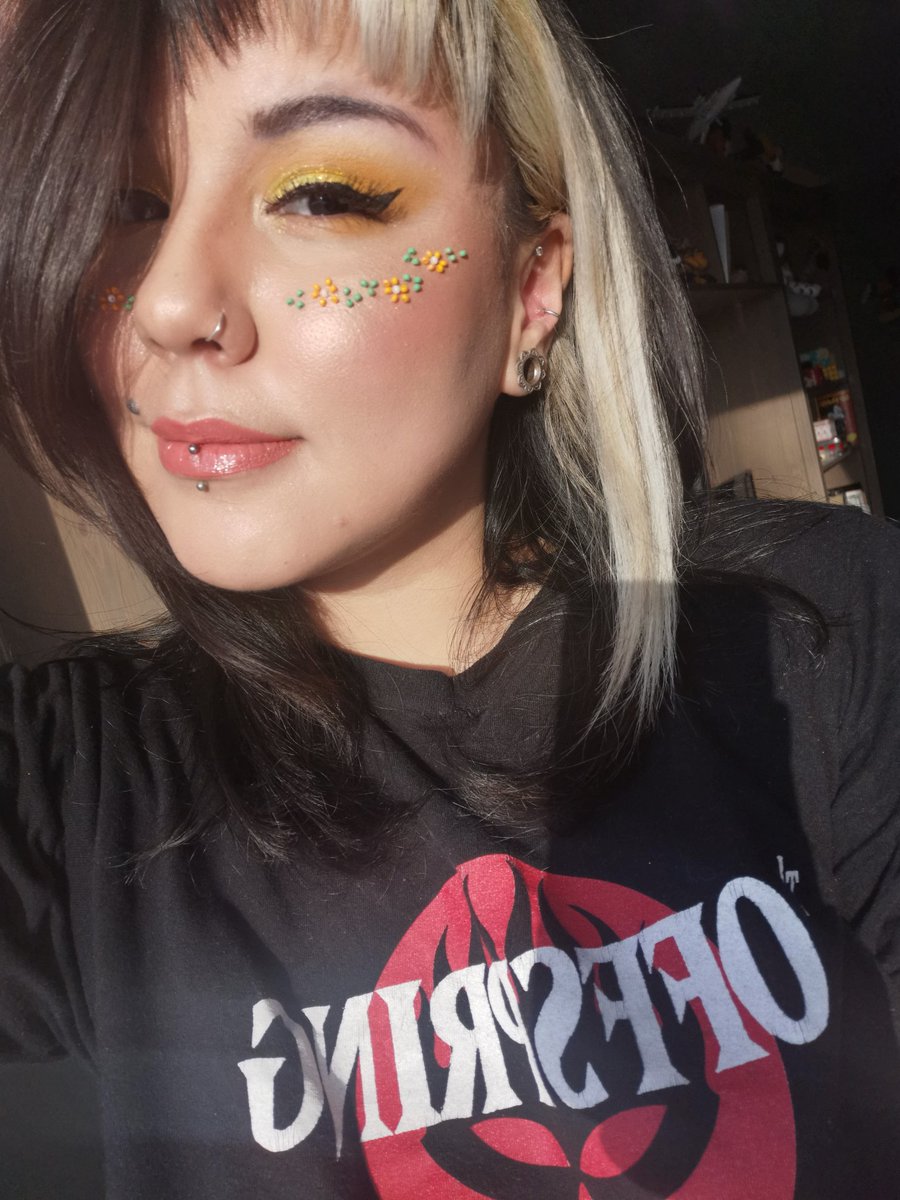 NauyaV's tweet photo. Saw @ChelseyMooner do the beaded brows and wanted to do it too~ https://t.co/P7RYxyGKlZ