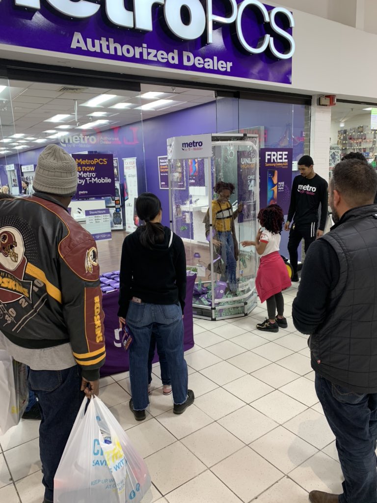 Cash Cube event @MetroByTMobile #greenbelt mall. Licensed Products 6000 Greenbelt Road, Greenbelt, MD! @brianwaterfiel7 @ToddCEmetro @JonFreier @JohnCShelton12. Nothing draws a crowd like a crowd! 🎉💵💸