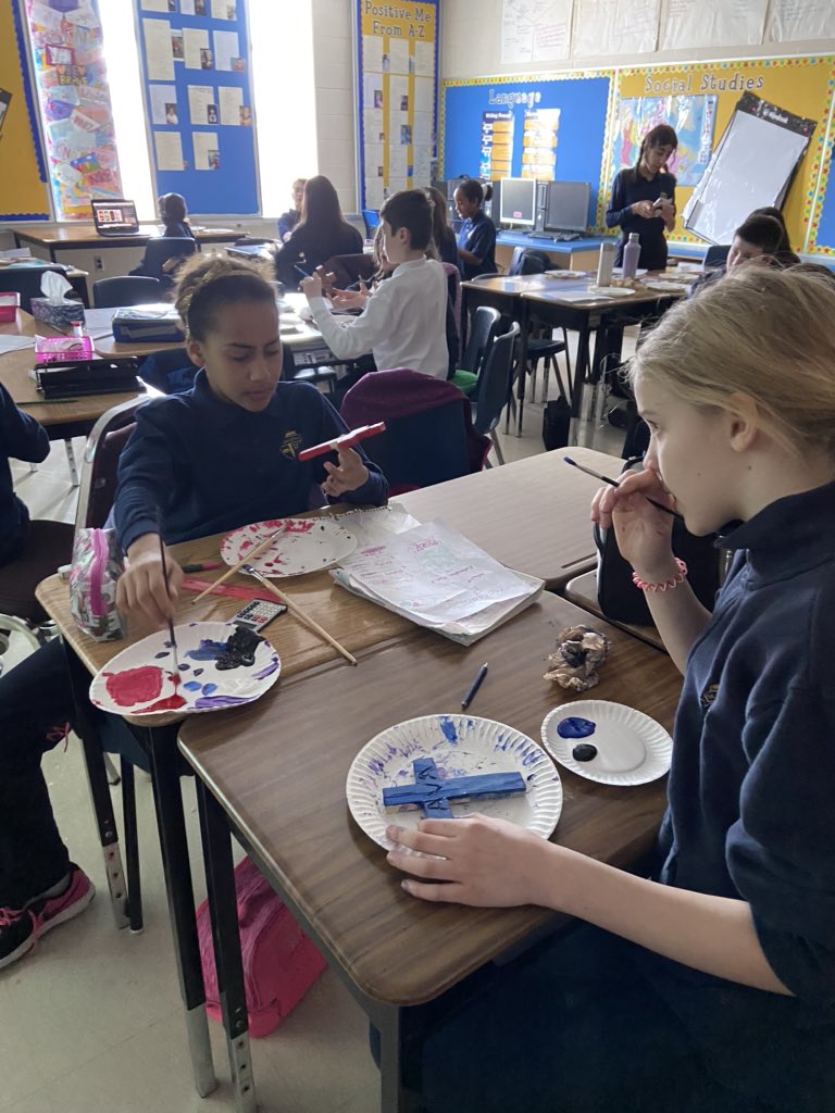 MrsBozzelli's tweet photo. What does the Cross mean to you? Students painted crosses with symbols that represent who they are! Thank you @HCDSBPathways ✝️ @HCDSB @sjoa5 ❤️ https://t.co/eA2XJlpz6j