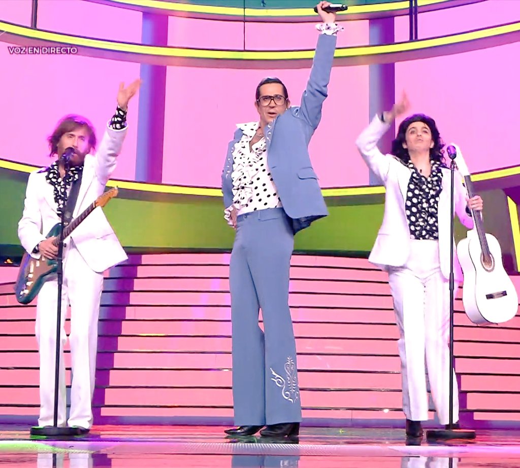 TeleTuitero's tweet photo. #TCMSAntena3 | Mario Vaquerizo abre la Galaza de hoy junto a su hermana Marta #NancyO y a JuanPe #NancyTravesti de las #NancysRubias para imitar a #LosManolos y su canción #AmigosParaSiempre del programa #DeTuATu
Te ha gustado?
RT > SI
MG > NO
Participa!!
#Antena3Cumple30 https://t.co/ra3dCZ8H8x