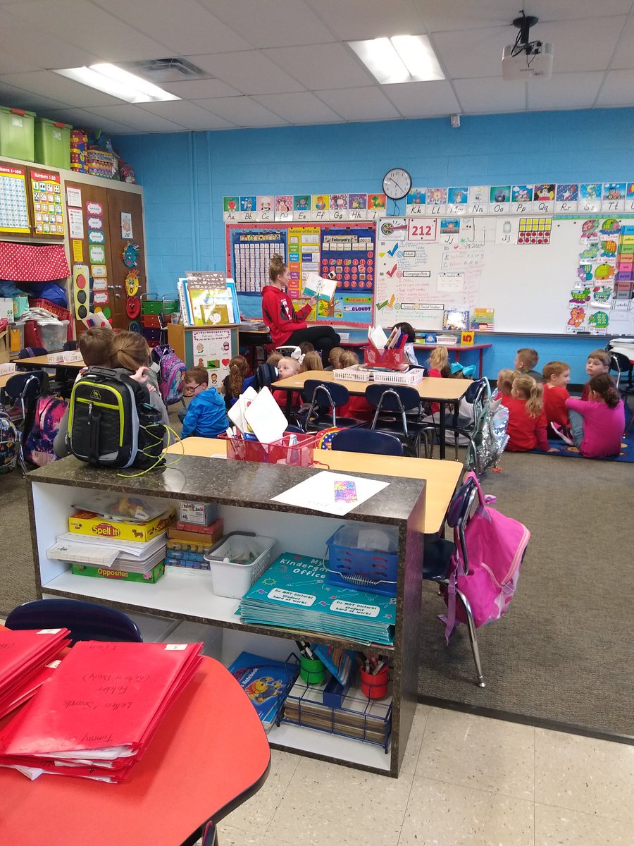 SWMediaCenter's tweet photo. Enjoyed having guest readers today especially a few of our high school students! @CharleeSettle @JaydenRollins https://t.co/rnQJlwY0R0