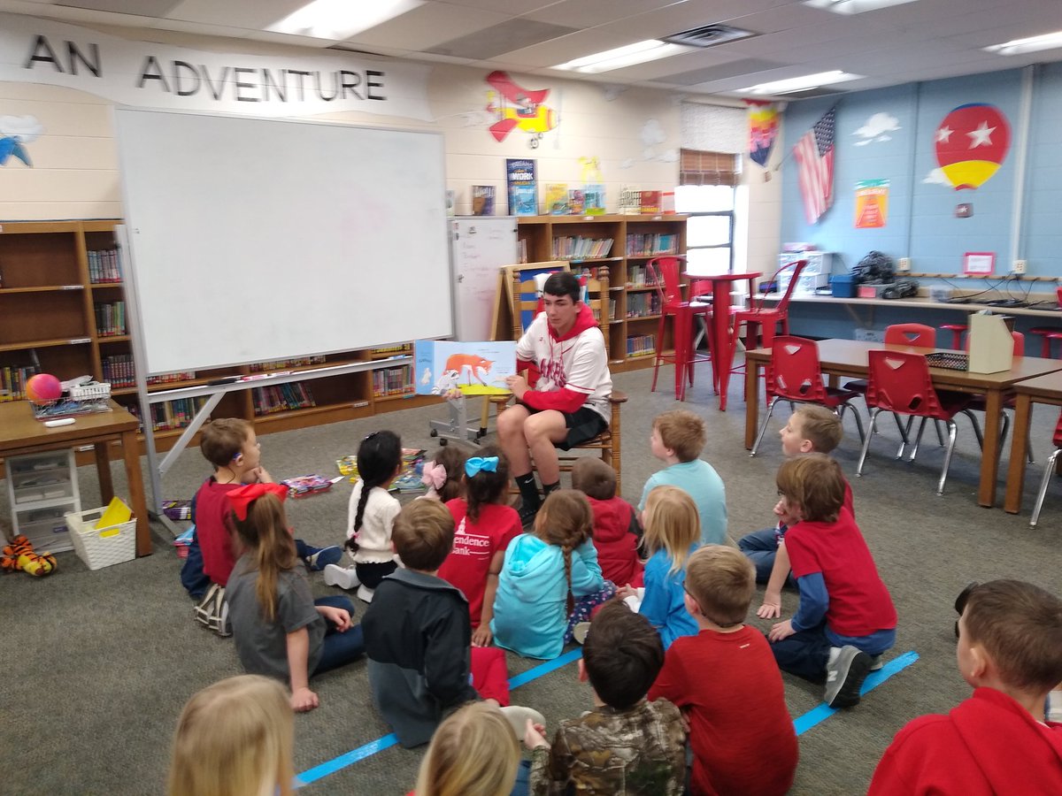 SWMediaCenter's tweet photo. Enjoyed having guest readers today especially a few of our high school students! @CharleeSettle @JaydenRollins https://t.co/rnQJlwY0R0
