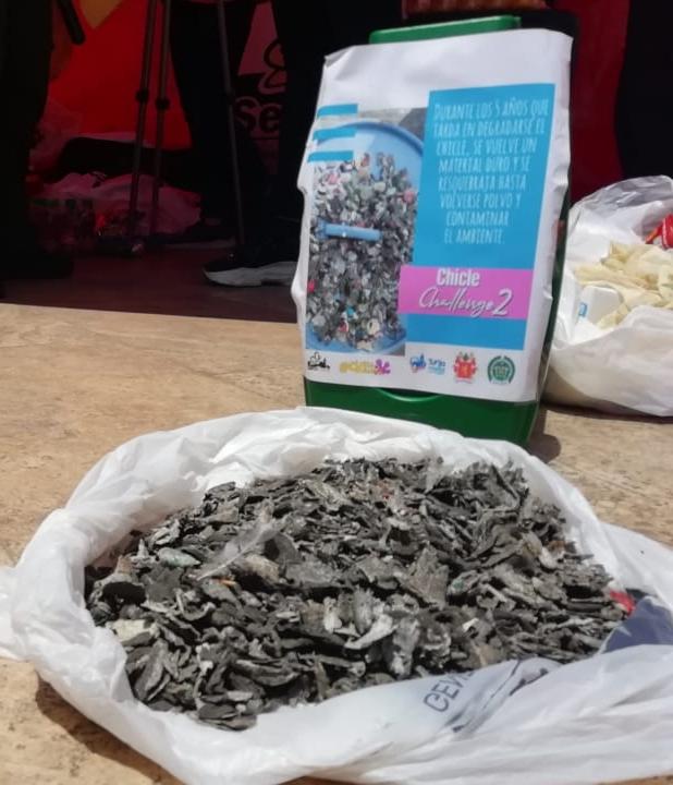 CaracolRadioTun's tweet photo. #EnImágenes| Estos son los 2915 chicles que recolectó @ServiTunjaSAESP hoy en el #ChicleChallenge en la Plaza de Bolívar de #Tunja. Un llamado a la comunidad para que utilicen los cestos de basura y no dañen la imagen de la ciudad. https://t.co/9sUEUeLQUd