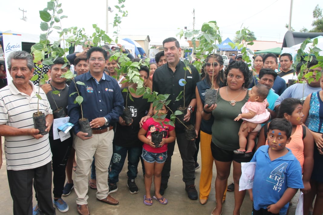 EcuadorMAE's tweet photo. En el marco de las @BrigadasTodaUnaVida, el ministro @raulclementelh entregó 250 plantas de Ébano, especie propia de bosques secos, a la comunidad Chanduy #Engunga para fomentar la reforestación de nuestro territorio nacional.
#GobiernoEnAcción
@Lenin
@ottosonnenh
@juanseroldan https://t.co/gSHB24cxAR
