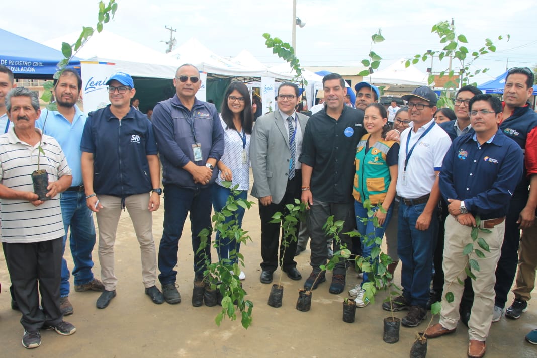 EcuadorMAE's tweet photo. En el marco de las @BrigadasTodaUnaVida, el ministro @raulclementelh entregó 250 plantas de Ébano, especie propia de bosques secos, a la comunidad Chanduy #Engunga para fomentar la reforestación de nuestro territorio nacional.
#GobiernoEnAcción
@Lenin
@ottosonnenh
@juanseroldan https://t.co/gSHB24cxAR