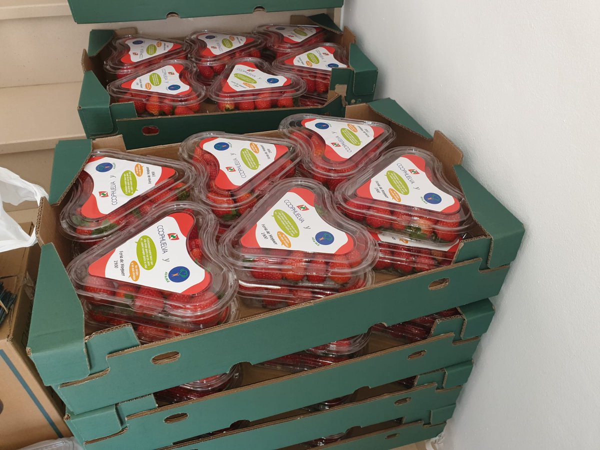 Coophuelva's tweet photo. Un año más hemos donado fresas para el stand de #AFAME en la #Feria1900 de Moguer, así que si estás de visita pásate por su puesto y además de llevarte un snack sano y delicioso estarás colaborando con una acción solidaria. https://t.co/dEFtv3XRC9