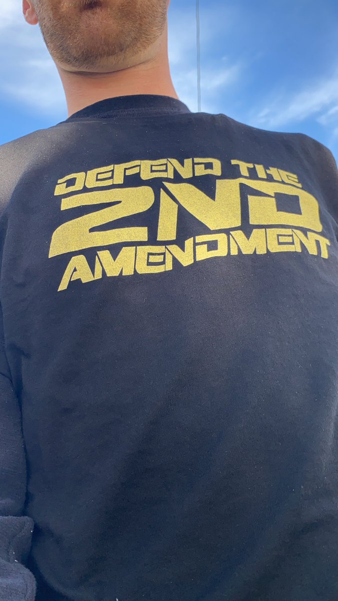 KB7_4's tweet image. My shirt of choice today on this beautiful Southern California day #MAGA2020Landslide #2ndAmendmentRight #GunsDontKillCriminalsDo
