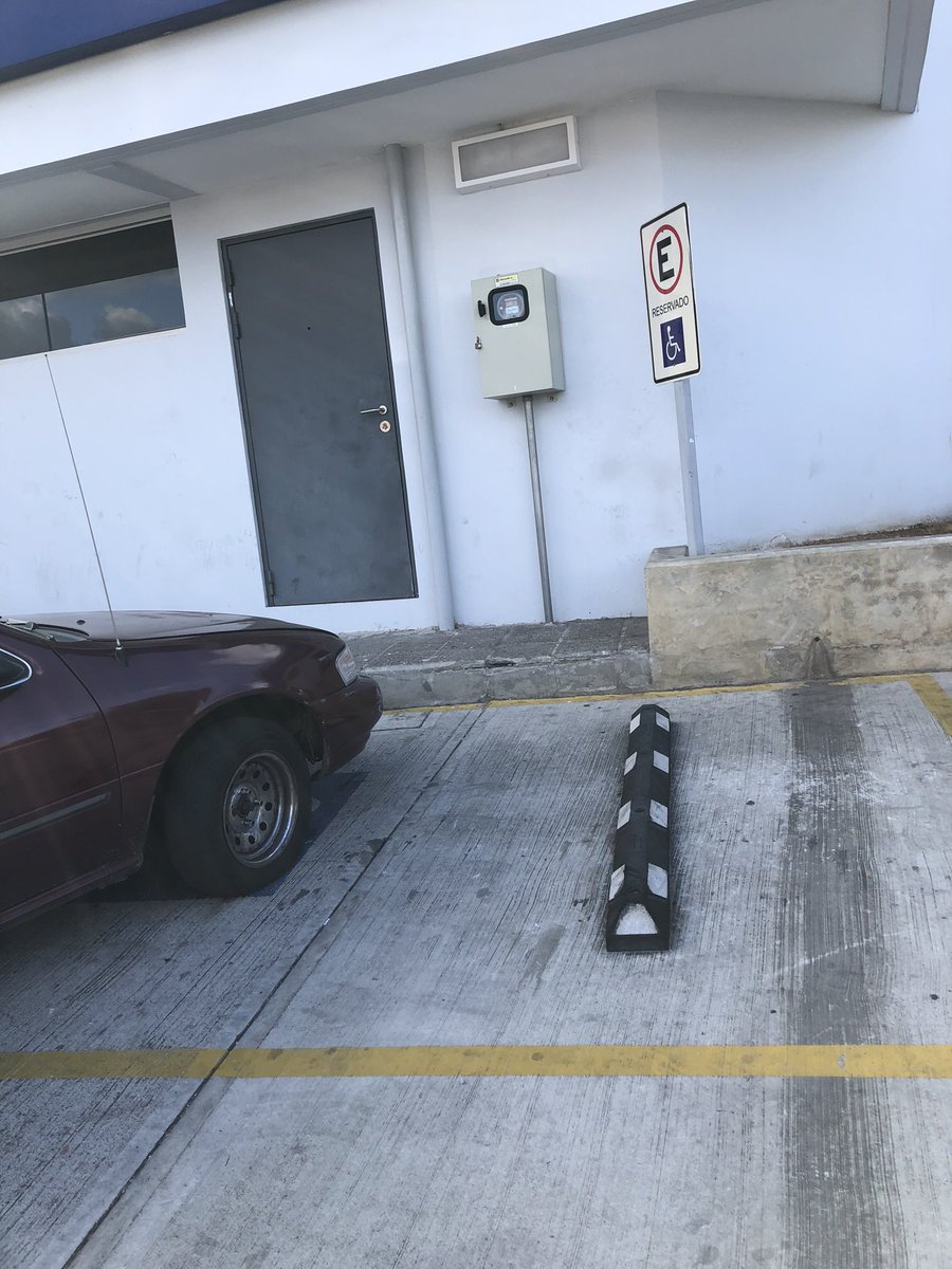 memebook's tweet photo. Digo, porque que feo es ser parte del Estado y no cumplir con las reglas. 
@ElTraficocr @DGPT_CR https://t.co/8vXmu4bw0s
