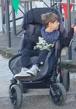 torrelavega00's tweet photo. HAN ROBADO LA SILLA DE LUCAS EN SU PROPIA CASA!

Van a intentar venderla en alguna plataforma de segunda mano.
El modelo se llama EIO tomato color negro, con un saco negro y gris especial.
Si alguien la ve, por favor, llama al teléfono 676 498 564. https://t.co/V0L0AIB8QN
