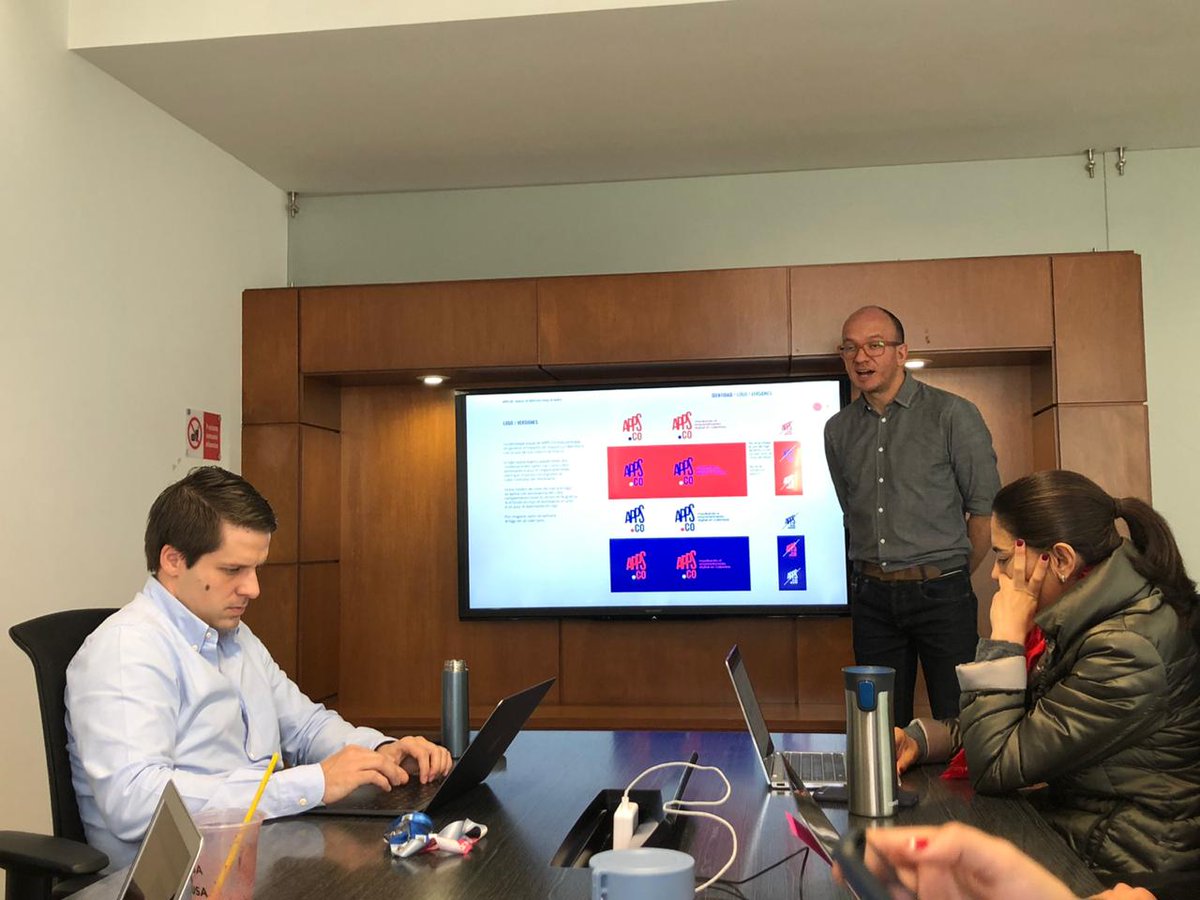 AppsCo's tweet photo. #TeamAppsCo | Hoy en reunión estratégica del buen uso de la imagen @AppsCo. En el 2019 trabajamos para lanzar una marca más fresca e innovadora del programa y en este 2020 llevaremos esta nueva imagen a todos los emprendedores digitales del país. 🙌 https://t.co/cQjQCR3VWh