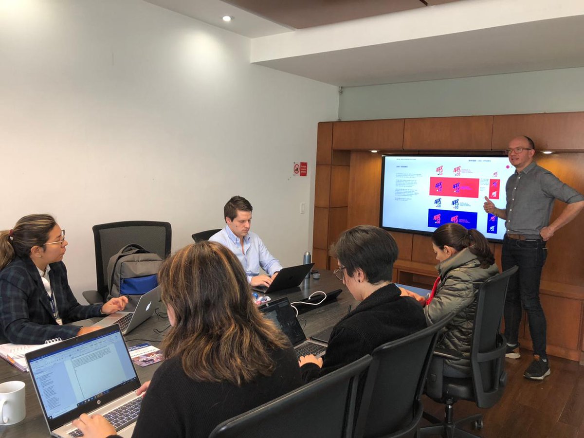 AppsCo's tweet photo. #TeamAppsCo | Hoy en reunión estratégica del buen uso de la imagen @AppsCo. En el 2019 trabajamos para lanzar una marca más fresca e innovadora del programa y en este 2020 llevaremos esta nueva imagen a todos los emprendedores digitales del país. 🙌 https://t.co/cQjQCR3VWh
