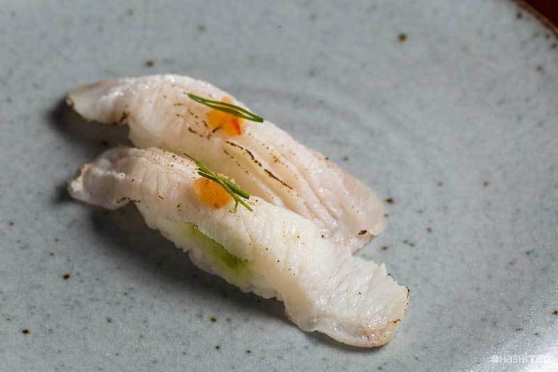 hashitag's tweet photo. #aburizushi 
“Aburi” deriva do verbo queimar em japonês. A técnica de queimar levemente com maçarico o peixe faz com que ele solte a gordura, realçando o sabor. 
#sushi https://t.co/A9Lrs5LtCp