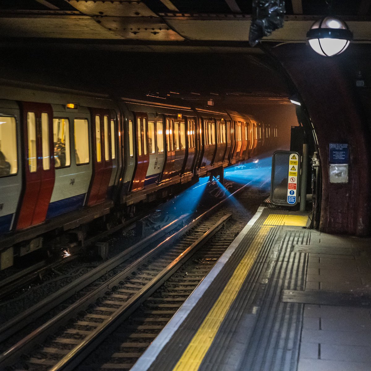 [THREAD]  #PictureOfTheDay 28th February 2020: Tube Lights  #photooftheday