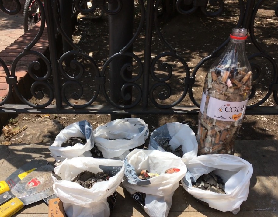 1anoticiass's tweet photo. En #Duitama, #Boyacá, fueron removidos 1.700 chicles en durante el #chiclechallenge en el parque El Carmen y Plaza Los Libertadores. Además se levantaron más de 2000 colillas de cigarrillo. @ServiDuitama @MunicipDuitama. https://t.co/WqCQX7fVLF