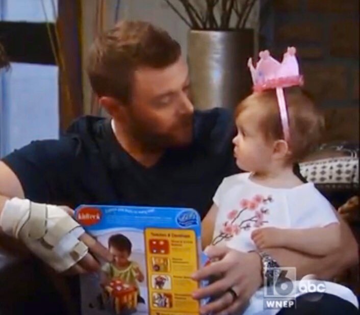 christy041499's tweet photo. #BillyMiller as #DrewCain was the most loving &amp; devoted father to his daughter #ScoutCain. To act like he never existed is not only deliberate but insulting to Billy, the viewers &amp; dads in general. A girl NEVER forgets her dad. #HappyBDayScout💕 https://t.co/0HHHubMPIE