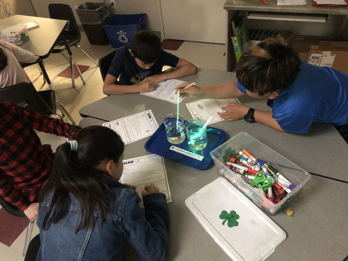 CloverKrystal's tweet photo. Does hot water or cold water cause a glow stick to shine brighter? What a fun way to kick off thermal energy! #SycRidgeScientists @SR_Stallions #DMUSD https://t.co/iLORABq0Hw