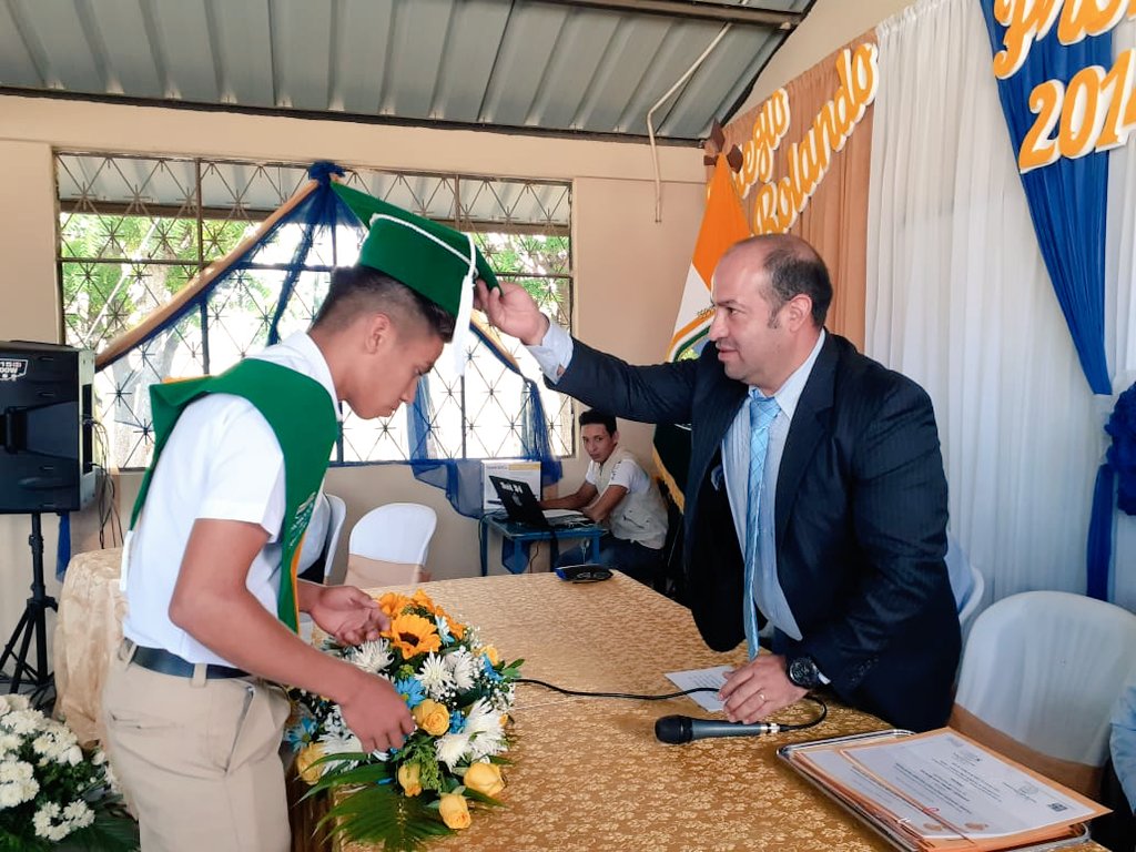 luisbtte80's tweet photo. [HOY] El Colegio de Bachillerato Galo Rolando Vélez Rivera, parroquia Paletillas, cantón Zapotillo - Loja, entrega la Vigésima Séptima promoción de bachilleres integrada por 19 jóvenes con la presencia del  coordinadora director del Distrito;y, autoridades locales.#SoyBachiller https://t.co/7N64Aikqs0