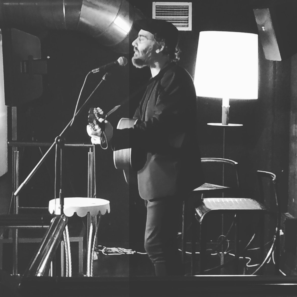 Erasmus_Craven's tweet photo. ¿A quién se le van a hacer eternos estos estos dos meses porque se ha escuchado enterito el nuevo disco de @thenewraemon y quiere tenerlo YA en casa?
#coplasdeandarporcasa #concierto #musica #newraemon #preescucha #record https://t.co/bmZsDHglDz