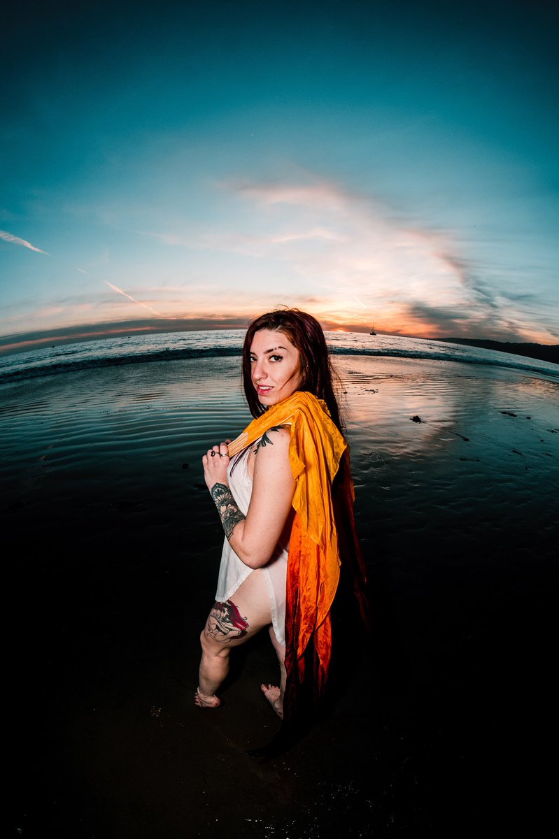 Rhianahharleigh's tweet image. Happy #flowartsfriday y’all✨ here’s a sneak peek from my beach shoot🌞

Reverse blood moon silk fans from The Bamboo Closet use “CODERED” to save💋@UnitedFlowArts 

Check out the photog on IG @ underground.exposure_