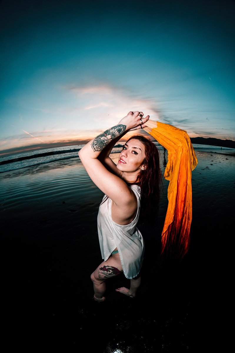Rhianahharleigh's tweet image. Happy #flowartsfriday y’all✨ here’s a sneak peek from my beach shoot🌞

Reverse blood moon silk fans from The Bamboo Closet use “CODERED” to save💋@UnitedFlowArts 

Check out the photog on IG @ underground.exposure_