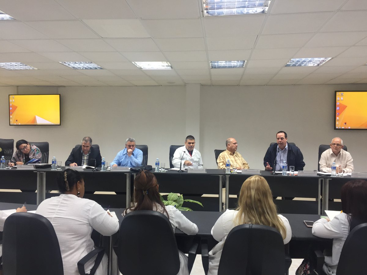 MINSAPCuba's tweet photo. El Ministro de Salud destacó que los colectivos sindicales y sus dirigentes tienen la responsabilidad de acompañar a los directivos de cada una de las instituciones, por los valiosos aportes que pueden hacer al cumplimiento de los retos para este año.
👉https://t.co/XDNLEiZ6kE https://t.co/Aeab2bx2Bg