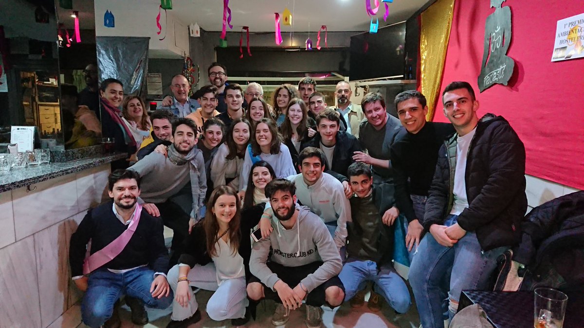 gvxbadajoz's tweet image. Después de la oración de animadores hemos tenido un rato para tomar algo y celebrar Miss y Mister GVX 2020. 🎉
#Maristas #GVX #DaVida @MaristasBadajoz @GVXMediterranea