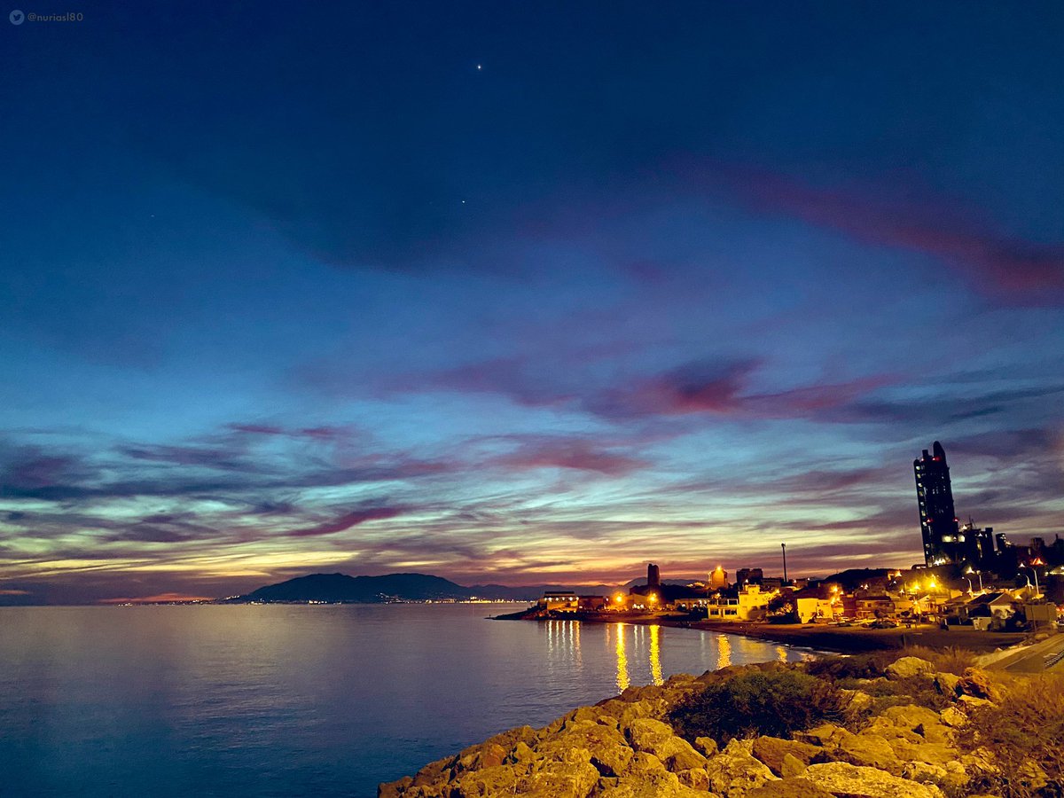 Así anochecía el #DíaDeAndalucía en #Málaga 🌆 junto a la playa Cala del Moral.

📷 <a href="/nuriasl80/">Nuria lastre ♥♥☆</a>