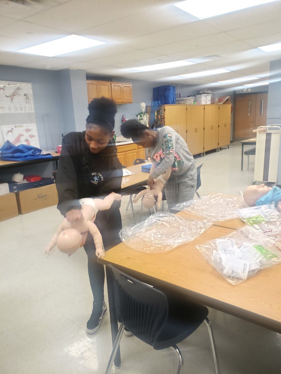 MrsDnp's tweet photo. I just love our students! As they lead the class with our daily affirmations,  they take pride and interest  learning how to help others! They did an excellent job with their return demonstrations today! #soproud #RichinStudentSuccess #Studentledinstruction https://t.co/Mt6g57DG8K