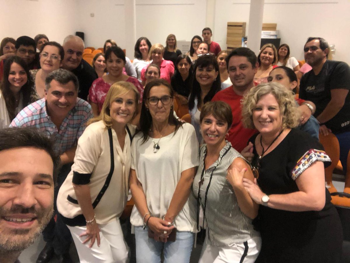 silvinagvirtz's tweet photo. Hoy junto a la Inspectora jefa distrital 3 Karina Mattivi y el inspector jefe distrital 1 Jorge Gómez acompañamos el taller de matemática para docentes secundarios en el cierre de las capacitaciones del programa #Alaescuelamejorconlibros 📚

@FerEspinozaOK https://t.co/PBIk9FMbkw