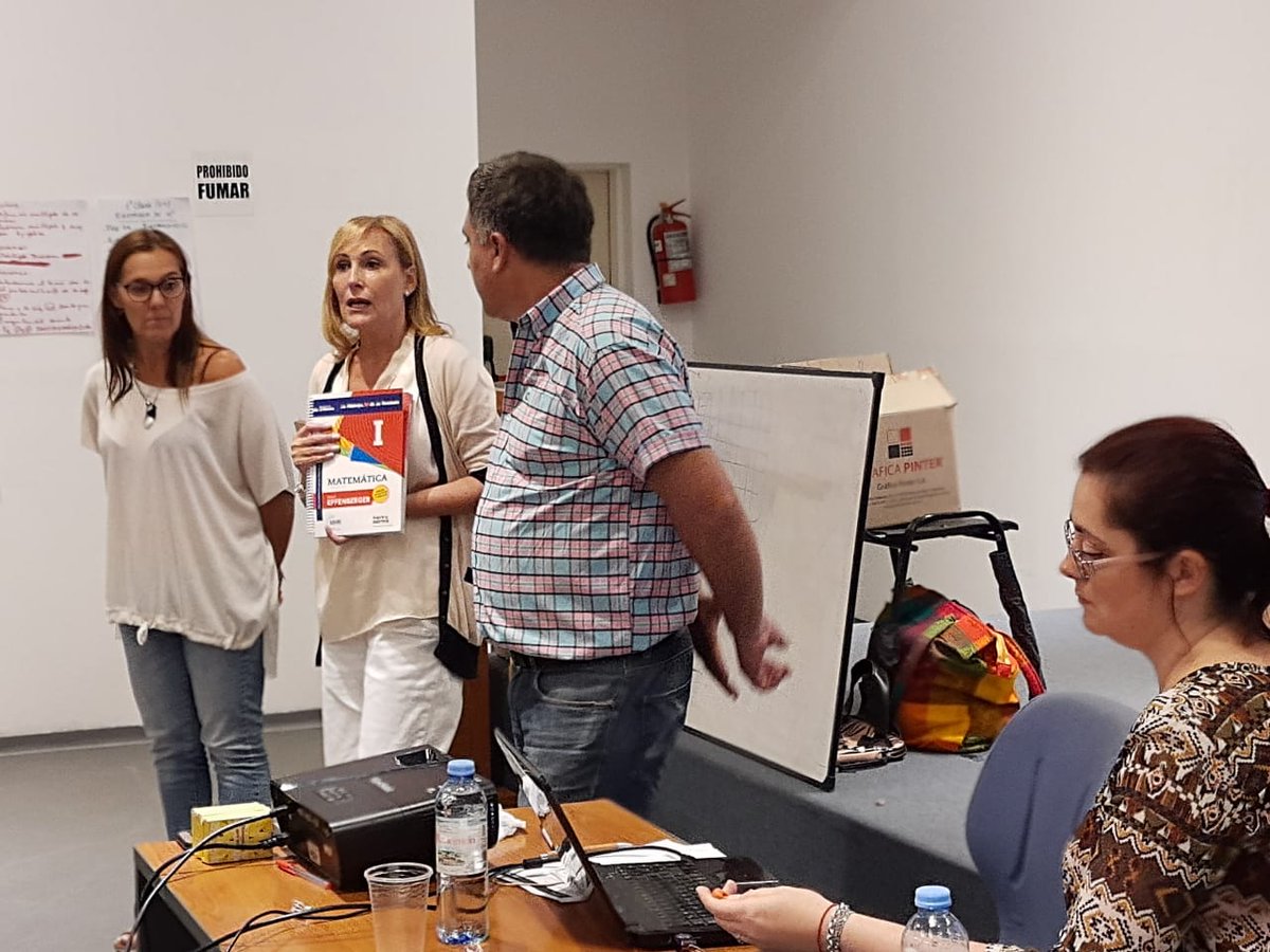 silvinagvirtz's tweet photo. Hoy junto a la Inspectora jefa distrital 3 Karina Mattivi y el inspector jefe distrital 1 Jorge Gómez acompañamos el taller de matemática para docentes secundarios en el cierre de las capacitaciones del programa #Alaescuelamejorconlibros 📚

@FerEspinozaOK https://t.co/PBIk9FMbkw
