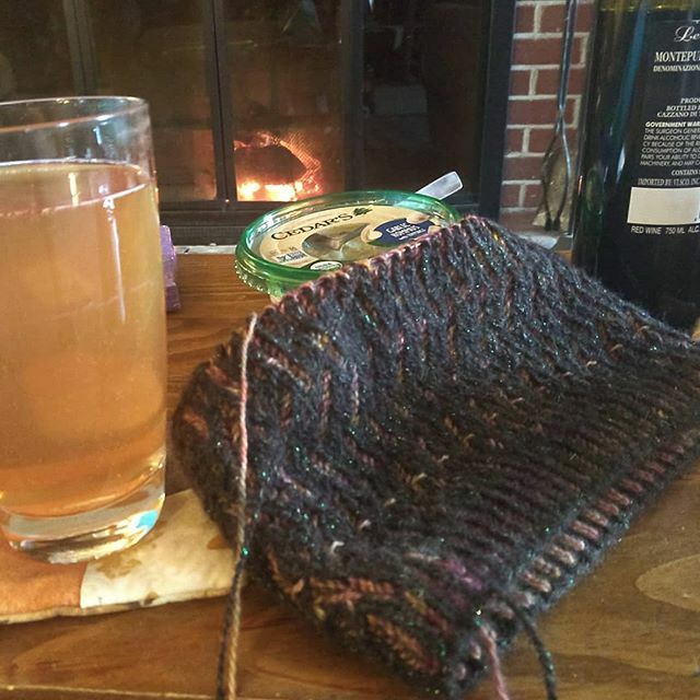 Brioche stitch, cider, fire, snacks. #knitting #knittersofinstagram #knitstagram #knitlove #knittersgonnaknit #fireplace #vermontbyvermonters #knitwip ift.tt/3chBTHk