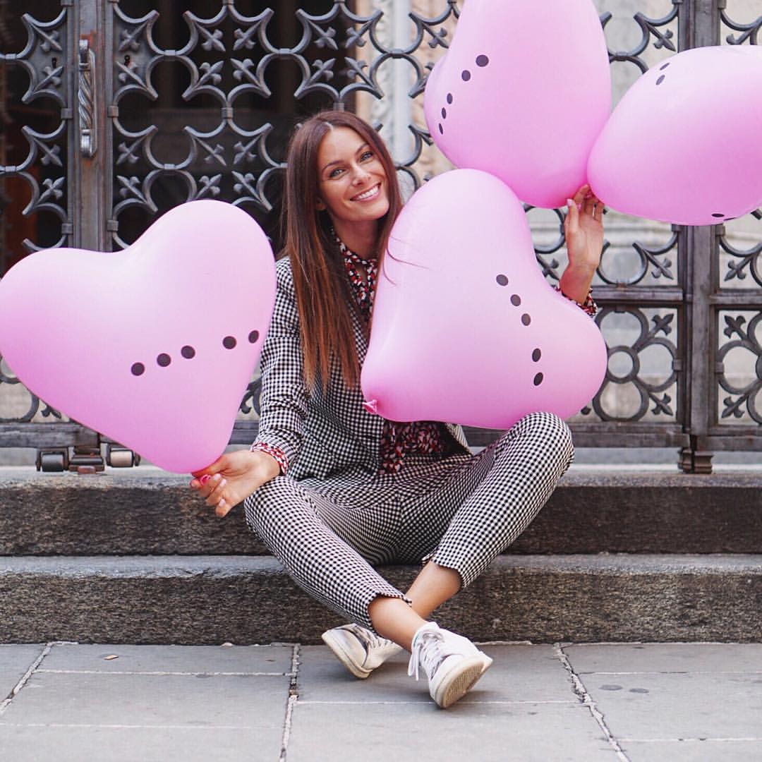 The Italian model Paola Turani♥️🎈#paolaturani #italiangirl #fashion #blackandwhitedress #elegance #smile #pink #heart #balloons #palloncini