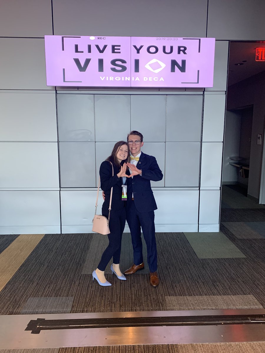 michellexsnow's tweet photo. MVHS DECA is ready for VA SLC opening ceremony!!! #VASLCvision #VADECA #VADECAvision #VADECASLC @MVHSViewDECA https://t.co/HubWSXVX3I