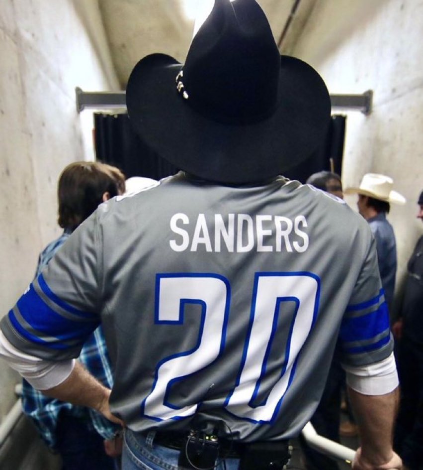 bertkreischer's tweet photo. This is OUTRAGEOUS- who the fuck tucks a football Jersey into jeans? https://t.co/eylqzSp7Q0