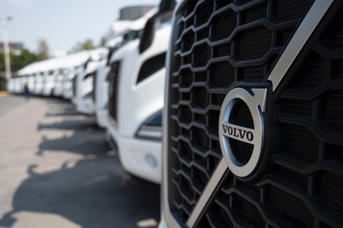 Lilian_Anaya's tweet photo. Así lucen las 16 nuevas unidades Volvo #VNR640 con motor #GHG2017 adquiridas por @estafeta y que están por encima de la tecnología #EPA10. Se realizó una inversión de 36 mdp. 👏👏👏 @VolvoTrucksMx1 #FelizViernesATodos https://t.co/rkzuL2r99b