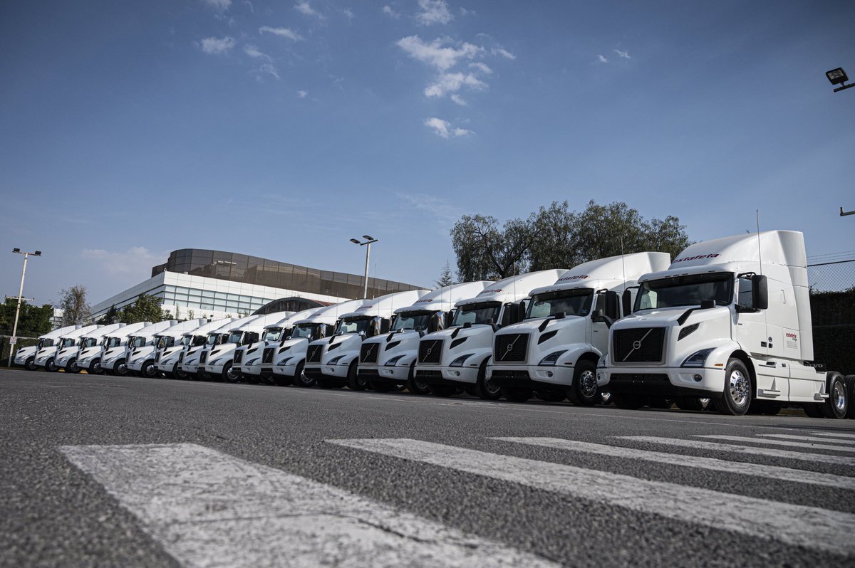 Lilian_Anaya's tweet photo. Así lucen las 16 nuevas unidades Volvo #VNR640 con motor #GHG2017 adquiridas por @estafeta y que están por encima de la tecnología #EPA10. Se realizó una inversión de 36 mdp. 👏👏👏 @VolvoTrucksMx1 #FelizViernesATodos https://t.co/rkzuL2r99b