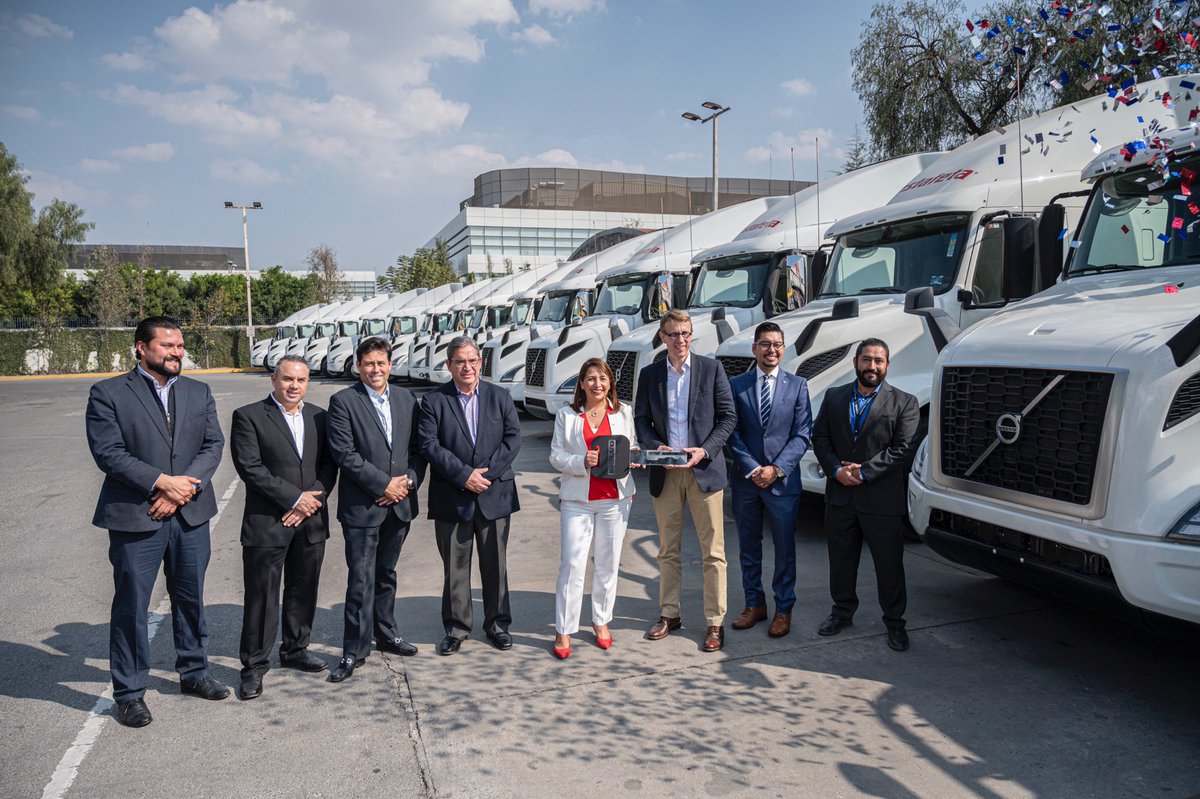 Lilian_Anaya's tweet photo. Así lucen las 16 nuevas unidades Volvo #VNR640 con motor #GHG2017 adquiridas por @estafeta y que están por encima de la tecnología #EPA10. Se realizó una inversión de 36 mdp. 👏👏👏 @VolvoTrucksMx1 #FelizViernesATodos https://t.co/rkzuL2r99b