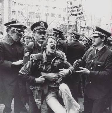 sallyrugg's tweet photo. The first Mardi Gras in 1978 was a peaceful protest against police brutality. Homosexuality was still a crime and the cops were violent enforcers of the law. 

In Kings cross, the police descended on activists - even though they had a march permit - beating and arresting them. https://t.co/s04nAcVYdR