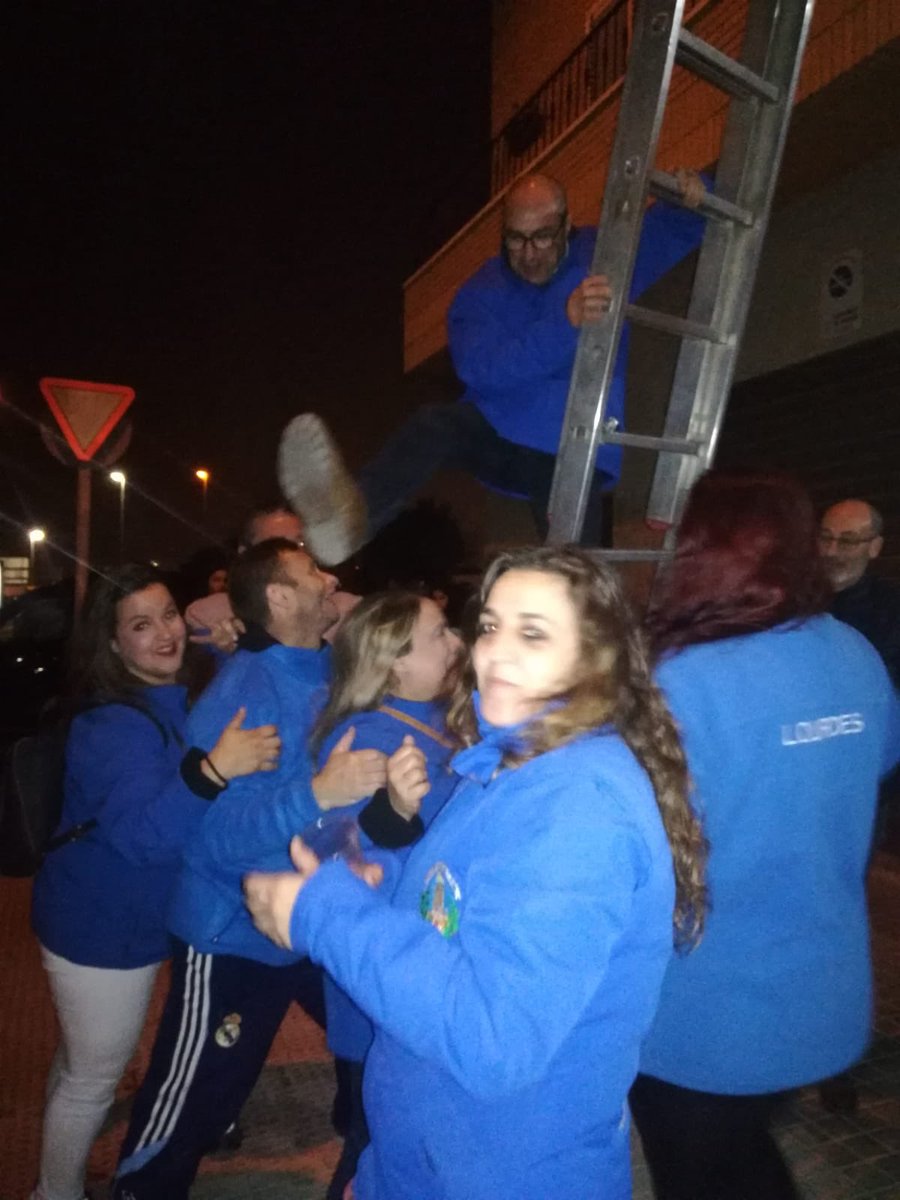 ColomdOr's tweet image. Comienza la puesta de banderas en nuestra barriada #tradición #germanor #fentfalla