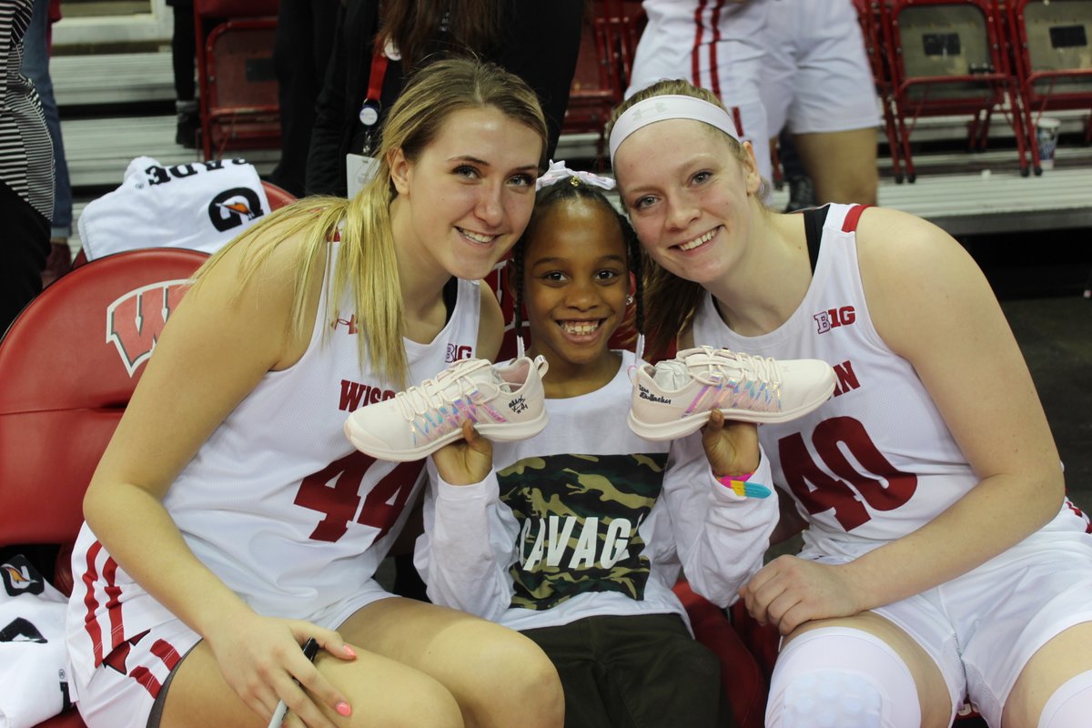 BadgerWBB's tweet photo. Thumbs up👍 dubs up 👐for the #UWShoeProject 👟

#FeelGoodFriday #OnWisconsin https://t.co/88a7lzr1Rm