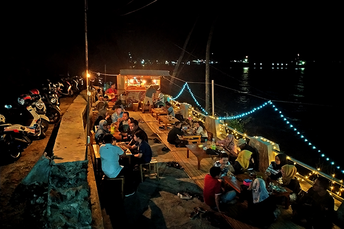 Malam minggu ga perlu bingung mau kemana. Fenomena anak muda yg pada suka ngopi, ni ada tempat sayang kalau ga dikunjungi. Ngopi bareng doi, sembari menikmati deburan ombak di tepi pantai, menarik bukan. 

#SaatnyaCoolturnesia
