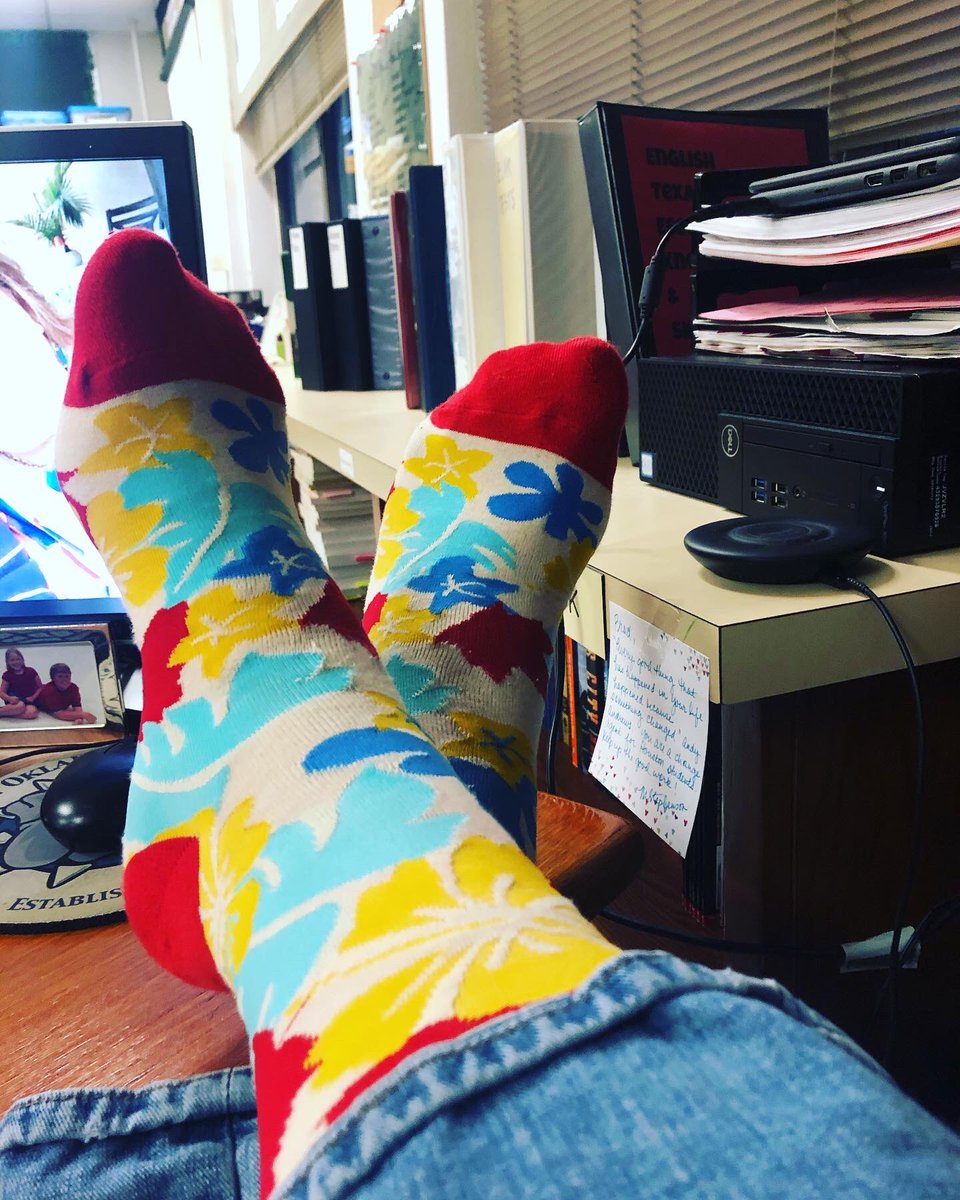 bulldawg1987's tweet photo. Is #feetupfriday a thing? I love this #sockgame from @wright_foot #sockfamily #sockittome #RockingTheStockings https://t.co/Xvz4uOYGOL