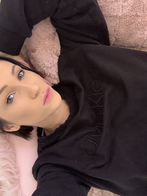 Laying around thinking about my subs and how cool it is being able to post nudes and how fired up i get