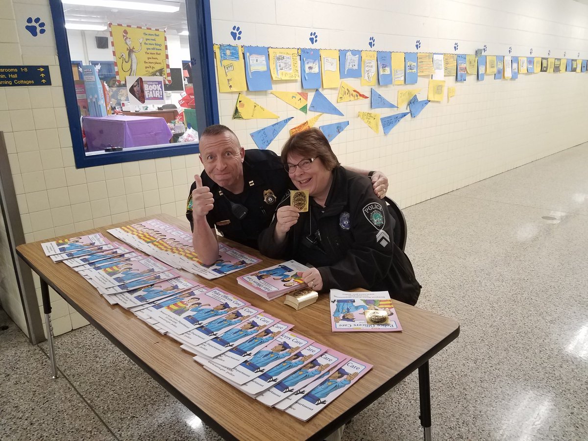 NnpdOutreach's tweet photo. MPO Young and Captain Tietjens are at Jenkins Elementary School Family Game and Movie Night. https://t.co/AxzelihLWJ