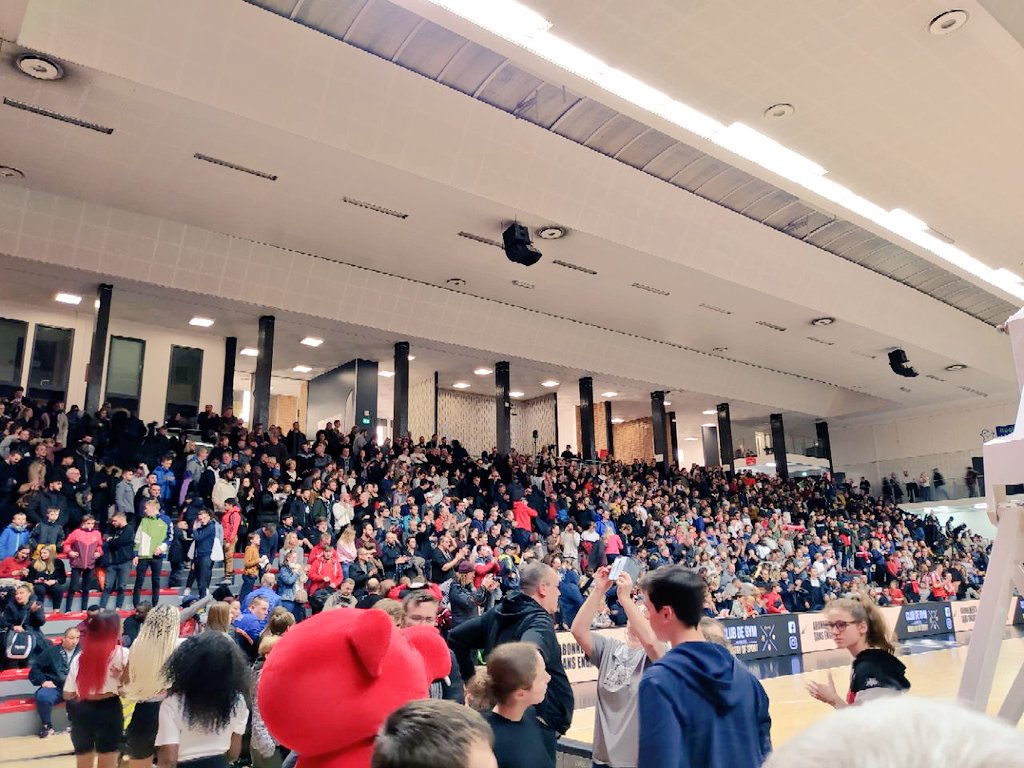 Tddp13's tweet photo. Belle victoire du @LMBasket et superbe soirée avec les supporters lillois qui ont fait une ovation aux Red Giants après un grand moment de basket comme on les aime ⛹️🏀⛹️ #Lilloistessupporterssontla #RedGiantsFan #Basket #Lille #TeamLMB ♦️🔴♦️ #Didit https://t.co/VQcSBEzRqK