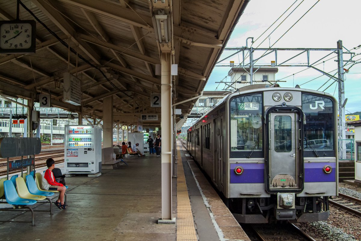 三日画師 石越駅から東北本線の一ノ関行き 一ノ関から盛岡行きの各駅停車を乗り継いで盛岡へ 盛岡駅igrいわて銀河鉄道ホームから発車する花輪線のキハ52の各駅停車に乗る 老害じじいなので 車窓が見られないロングシートのjr東日本701系電車は大嫌いだ