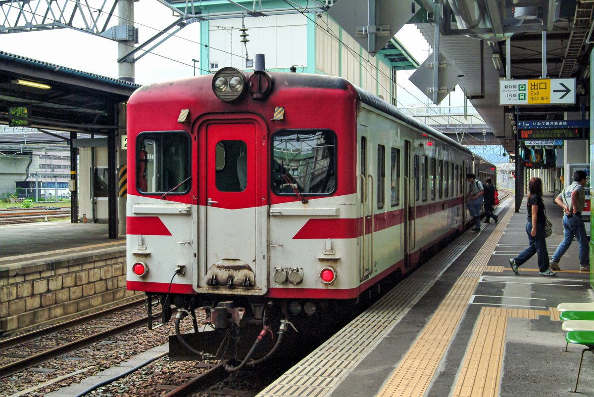 三日画師 石越駅から東北本線の一ノ関行き 一ノ関から盛岡行きの各駅停車を乗り継いで盛岡へ 盛岡駅igrいわて銀河鉄道ホームから発車する花輪線のキハ52の各駅停車に乗る 老害じじいなので 車窓が見られないロングシートのjr東日本701系電車は大嫌いだ