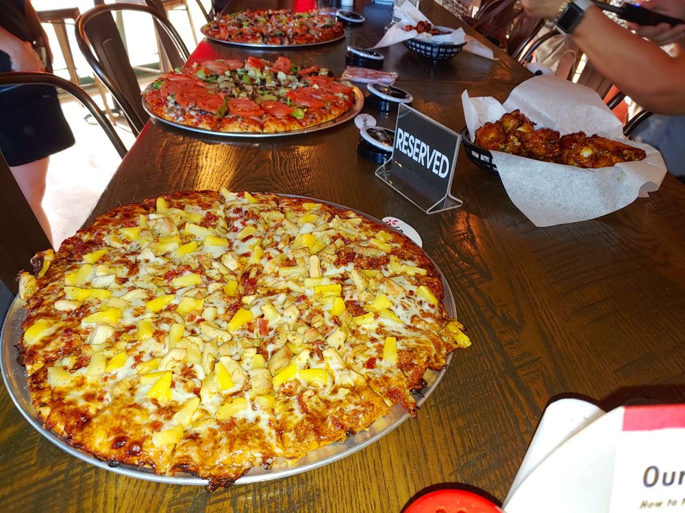 MountainMikes's tweet photo. Nothing says "It's Friday Night" better than delicious pizza and wings with your family and friends. 🍕🍗🍺 📸: Yelper Valerie K.
#mountainmikes #mountainmikespizza #pizzatime #loveatfirstslice #slicepizza #pizzacraze #dailypizza #welovepizza #pineappleonpizza #pizzaparty https://t.co/pt4gwCAo3t