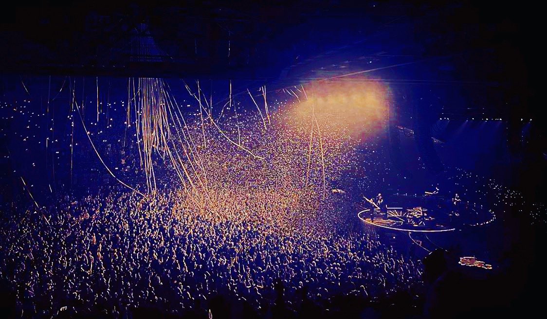 glenofthepower's tweet image. What A Crowd Tonight! The Atmosphere! ✨😳 Birmingham You Made It A Special One! Thank You So Much Everyone! 🙏💚🙏 A Great Shot 👉🏼 📸 @chrissy_imc  #birminghamarena #drummerlifestyle #tourlife #ontheroad #tour #thescript #thescriptfamily #sunsetsandfullmoonstour #family #united