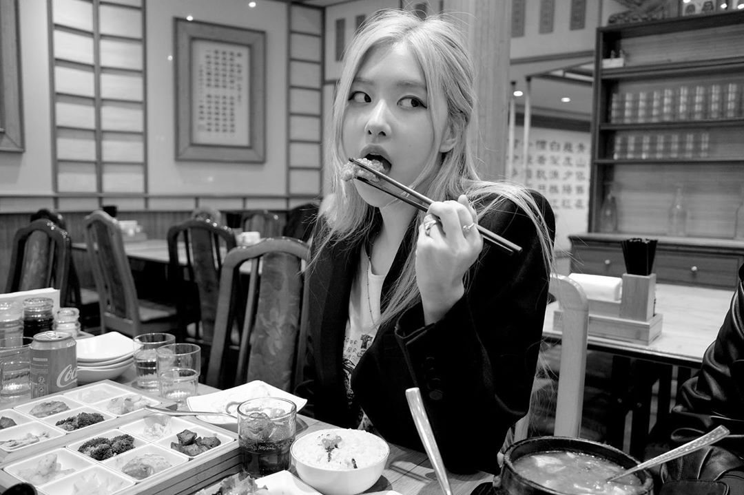 roseyarchive's tweet photo. roses_are_rosie: Chopsticks in paris 🥢 https://t.co/m1m88TFvPS